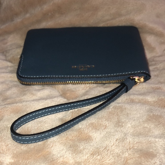 🆕COACH💙🖤Crossgrain Leather Corner Zip Wristl… - Picture 4 of 10